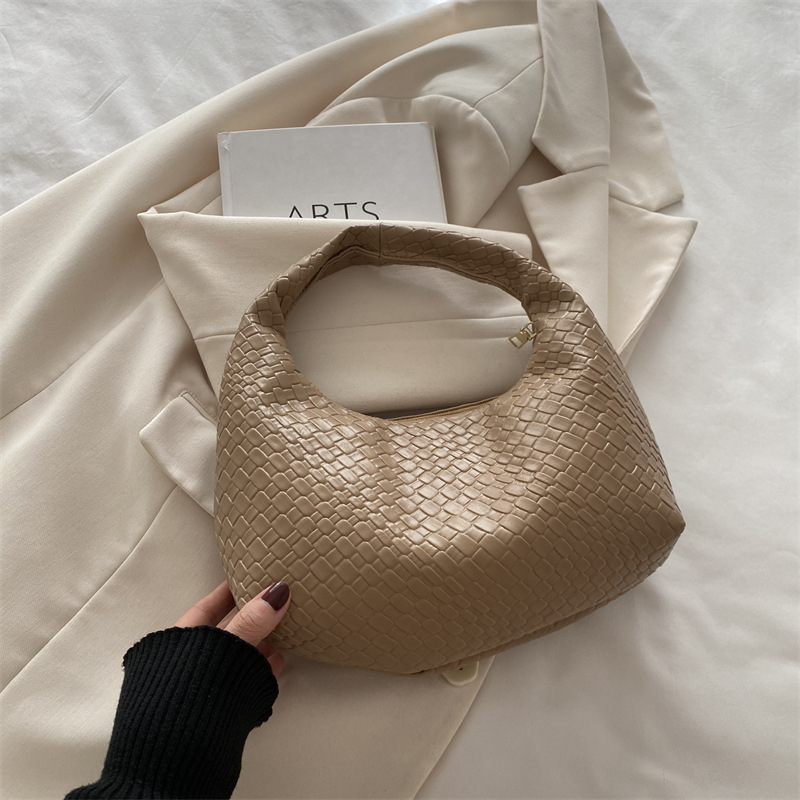 Ženska torbica: ulični stil, pleteni materijal, horizontalno kvadratni oblik, zatvarač, džep za telefon