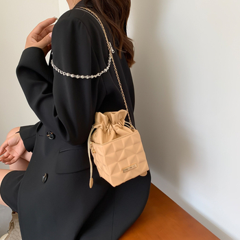 Γυναικεία PU τσάντα ώμου με street-trend στυλ, κάθετη τετράγωνη σιλουέτα, επένδυση από συνθετικό δέρμα, μαγνητικό κούμπωμα