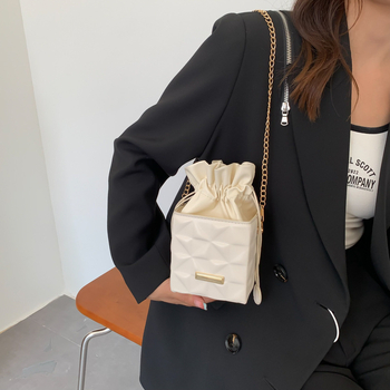 Γυναικεία PU τσάντα ώμου με street-trend στυλ, κάθετη τετράγωνη σιλουέτα, επένδυση από συνθετικό δέρμα, μαγνητικό κούμπωμα