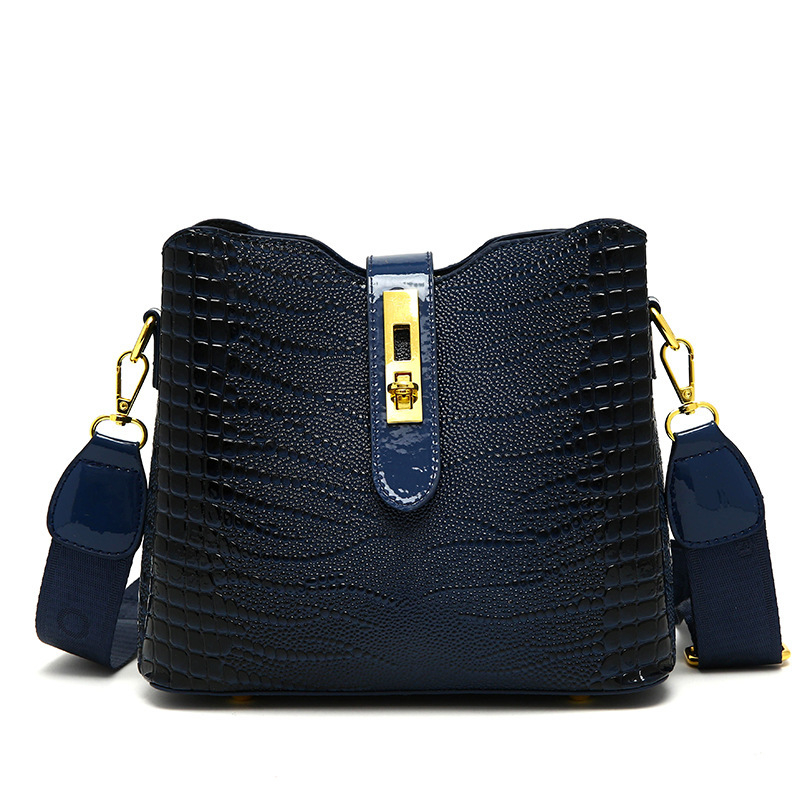 Bucket torba od PU kože, zatvaranje kapom, unutarnji džepovi: zip, džep za telefon i ID