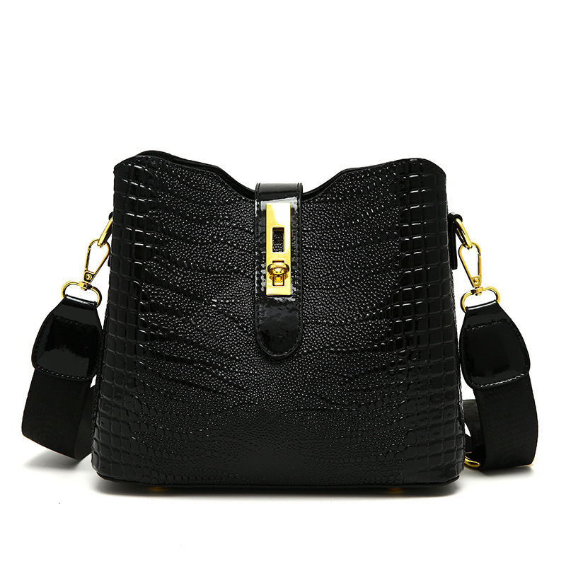 Bucket torba od PU kože, zatvaranje kapom, unutarnji džepovi: zip, džep za telefon i ID