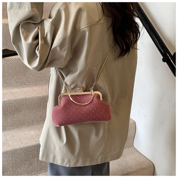 Τσάντα ώμου με μεταλλικά στοιχεία, σχήματος κοχυλιού, κλείσιμο με λουκέτο, εσωτερική θήκη ID, μία ιμάνκα