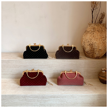 Τσάντα ώμου με μεταλλικά στοιχεία, σχήματος κοχυλιού, κλείσιμο με λουκέτο, εσωτερική θήκη ID, μία ιμάνκα