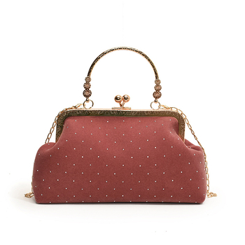 Τσάντα ώμου με μεταλλικά στοιχεία, σχήματος κοχυλιού, κλείσιμο με λουκέτο, εσωτερική θήκη ID, μία ιμάνκα