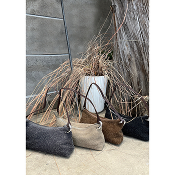 Moterų rankinė — miesto paprastumas, tikra oda, matinė oda, horizontali kvadrato forma, užtrauktas atidarymas; vidinės kišenės: užtrauktuko kišenė, telefono kišenė, identifikacijos kišenė