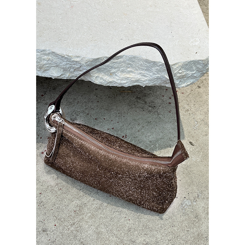 Moterų rankinė — miesto paprastumas, tikra oda, matinė oda, horizontali kvadrato forma, užtrauktas atidarymas; vidinės kišenės: užtrauktuko kišenė, telefono kišenė, identifikacijos kišenė