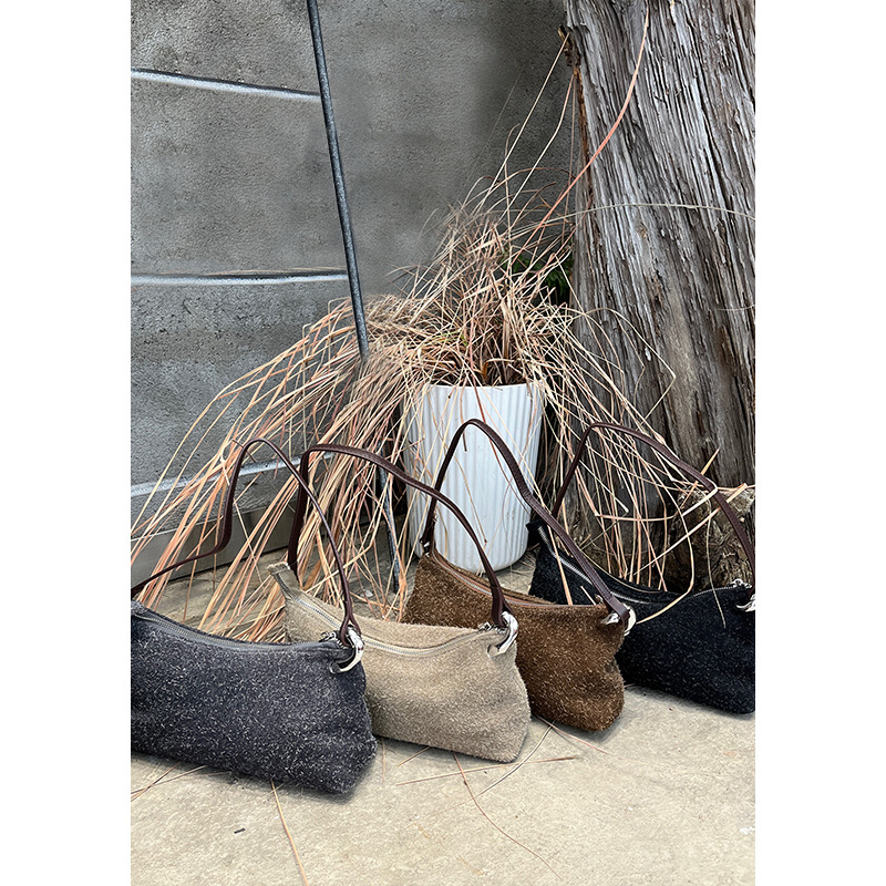 Moterų rankinė — miesto paprastumas, tikra oda, matinė oda, horizontali kvadrato forma, užtrauktas atidarymas; vidinės kišenės: užtrauktuko kišenė, telefono kišenė, identifikacijos kišenė