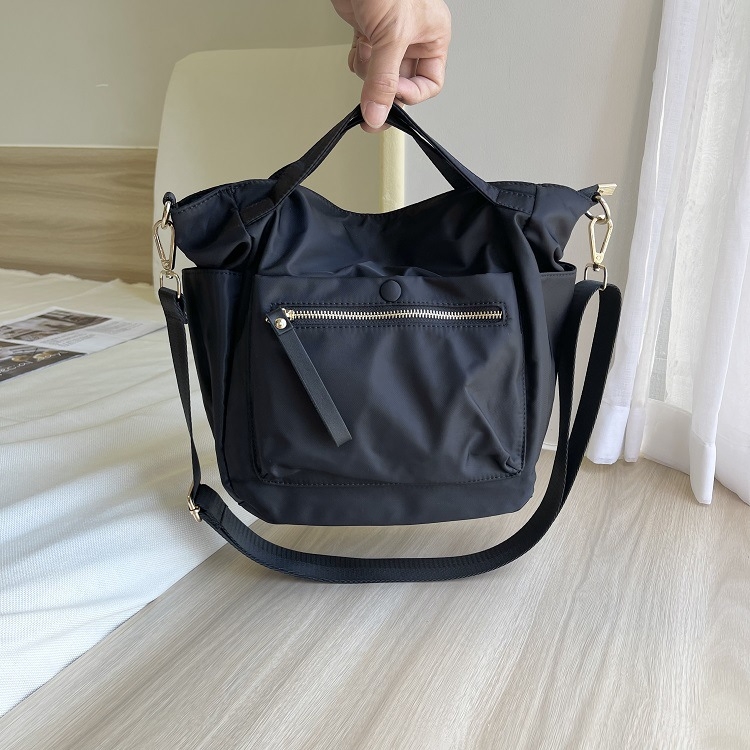 Geantă Tote din nylon, formă dumpling, căptușeală poliester, închidere cu fermoar, buzunare interne: buzunar cu fermoar, buzunar pentru telefon, buzunar pentru ID