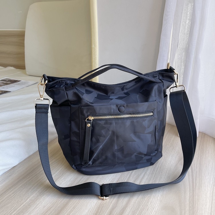 Geantă Tote din nylon, formă dumpling, căptușeală poliester, închidere cu fermoar, buzunare interne: buzunar cu fermoar, buzunar pentru telefon, buzunar pentru ID