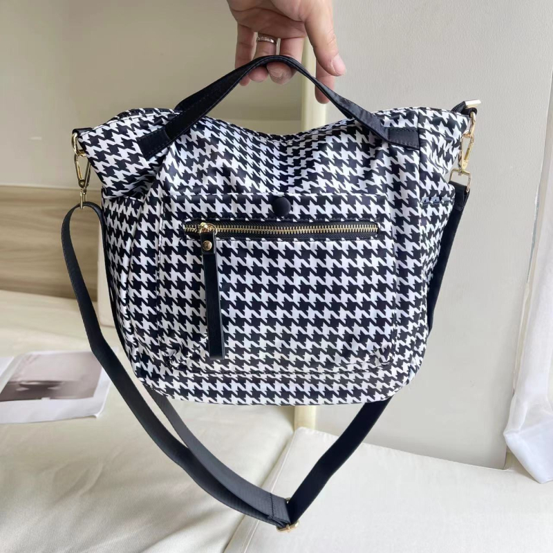 Geantă Tote din nylon, formă dumpling, căptușeală poliester, închidere cu fermoar, buzunare interne: buzunar cu fermoar, buzunar pentru telefon, buzunar pentru ID