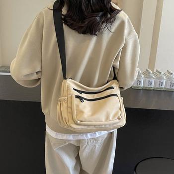 Τσάντα ώμου από καμβά σε street style, μικρού τετράγωνου σχήματος, με φερμουάρ, επένδυση πολυεστέρα