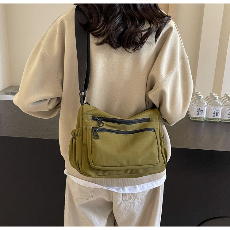 Platnena torba preko ramena u street stilu, kvadratnog oblika, zatvarač, poliester podstava