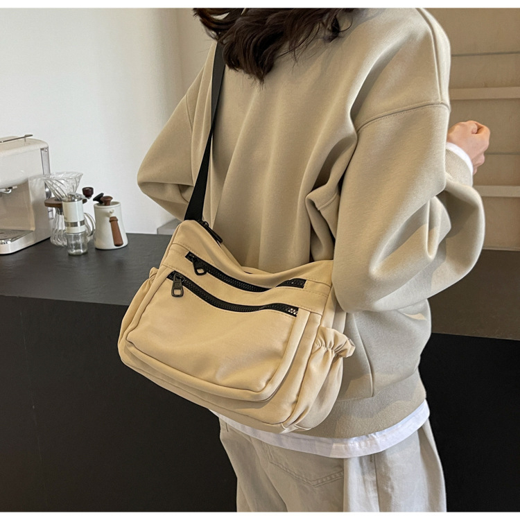 Platnena torba preko ramena u street stilu, kvadratnog oblika, zatvarač, poliester podstava