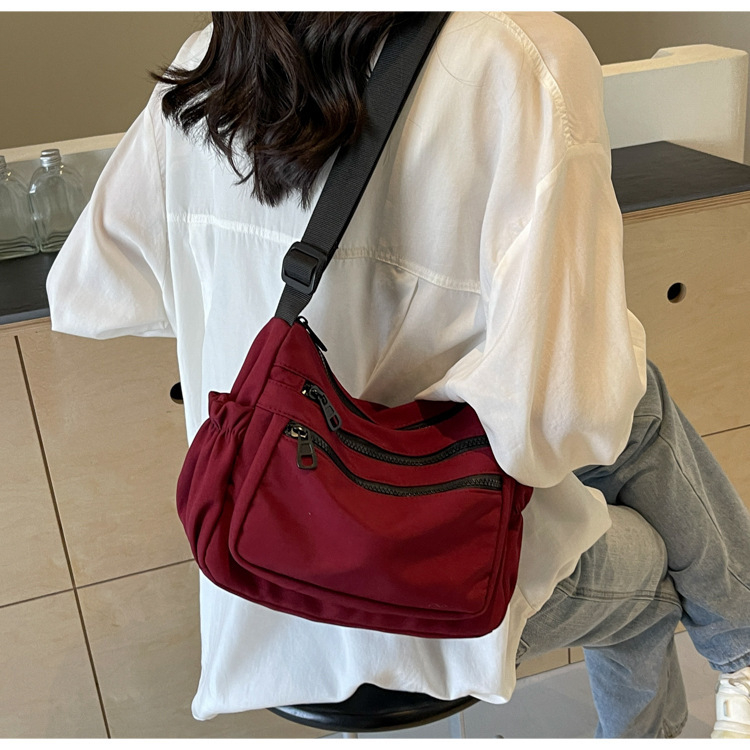 Platnena torba preko ramena u street stilu, kvadratnog oblika, zatvarač, poliester podstava