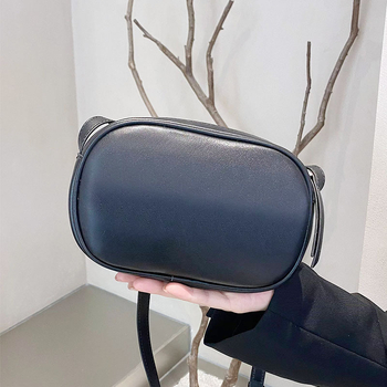 Ženska torbica od prve sloje teleće kože, vodoravnog kvadratnog oblika, zatvarač, unutarnje pretince za mobitel i džep sa zatvaračem, jedna naramenica