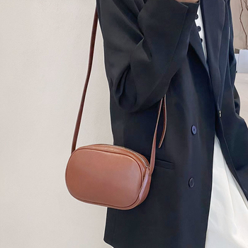 Ženska torbica od prve sloje teleće kože, vodoravnog kvadratnog oblika, zatvarač, unutarnje pretince za mobitel i džep sa zatvaračem, jedna naramenica