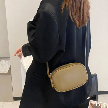 Ženska torbica od prve sloje teleće kože, vodoravnog kvadratnog oblika, zatvarač, unutarnje pretince za mobitel i džep sa zatvaračem, jedna naramenica