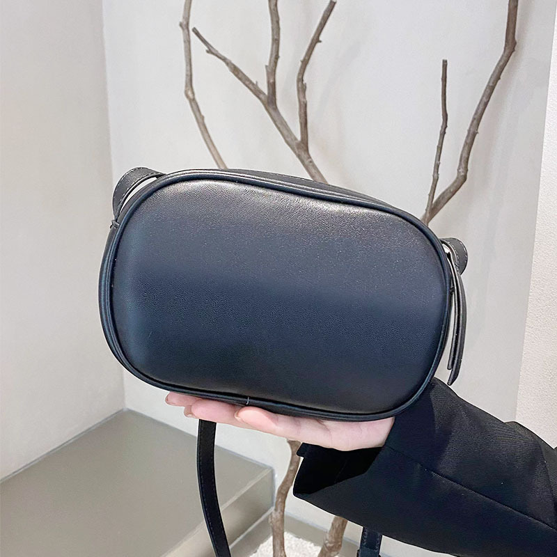 Ženska torbica od prve sloje teleće kože, vodoravnog kvadratnog oblika, zatvarač, unutarnje pretince za mobitel i džep sa zatvaračem, jedna naramenica