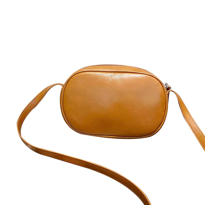 Ženska torbica od prve sloje teleće kože, vodoravnog kvadratnog oblika, zatvarač, unutarnje pretince za mobitel i džep sa zatvaračem, jedna naramenica