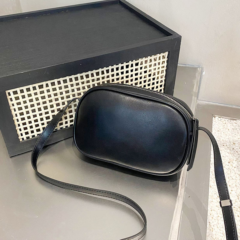 Ženska torbica od prve sloje teleće kože, vodoravnog kvadratnog oblika, zatvarač, unutarnje pretince za mobitel i džep sa zatvaračem, jedna naramenica