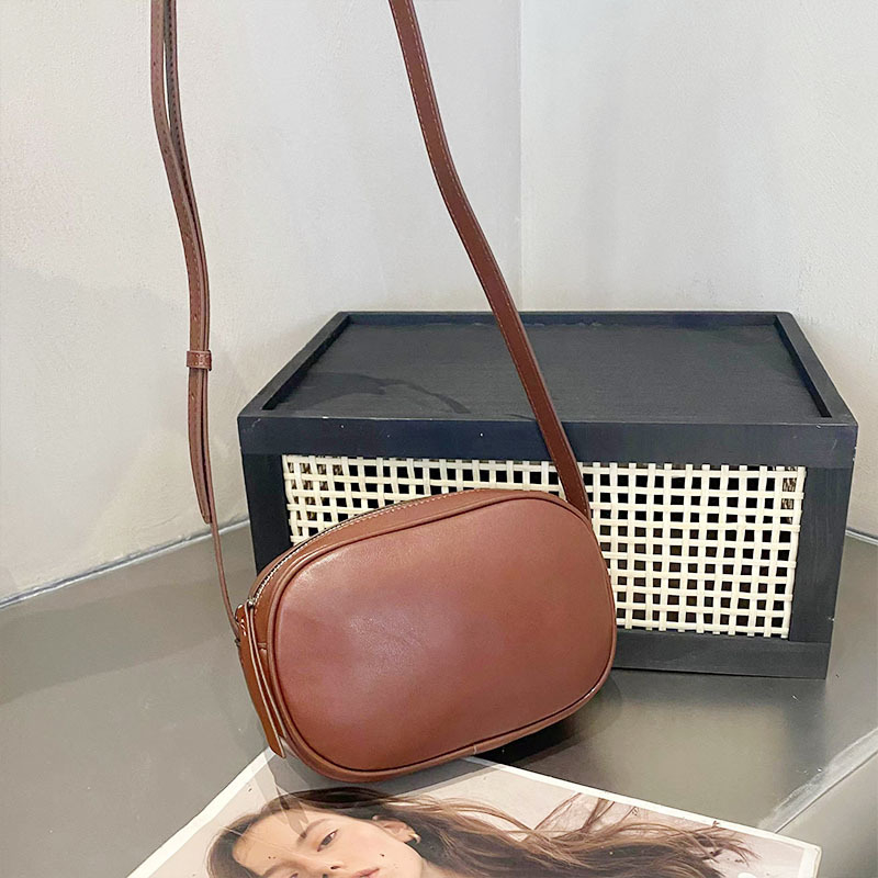 Ženska torbica od prve sloje teleće kože, vodoravnog kvadratnog oblika, zatvarač, unutarnje pretince za mobitel i džep sa zatvaračem, jedna naramenica