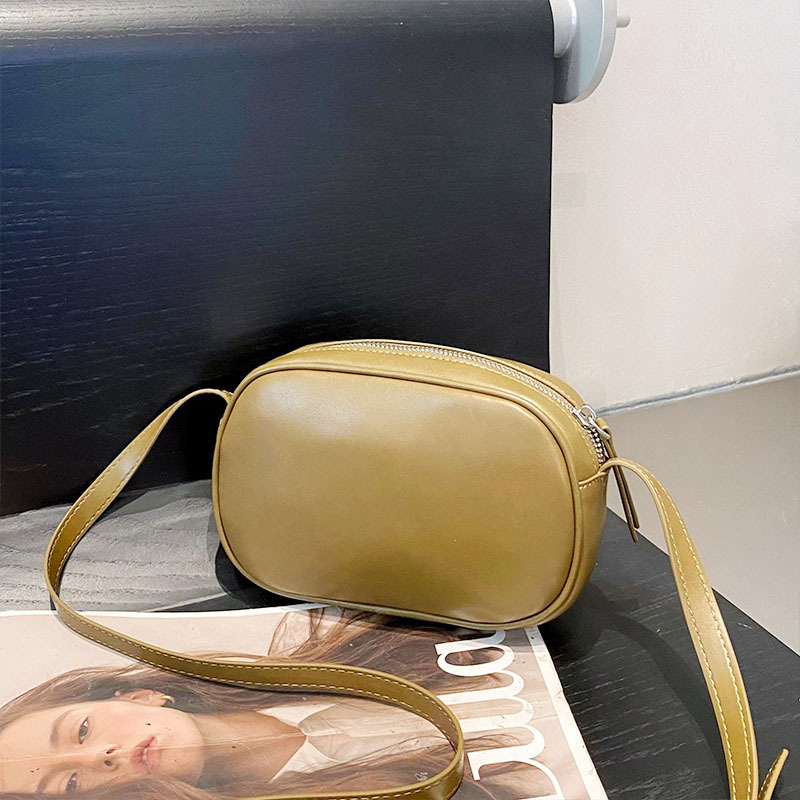 Ženska torbica od prve sloje teleće kože, vodoravnog kvadratnog oblika, zatvarač, unutarnje pretince za mobitel i džep sa zatvaračem, jedna naramenica