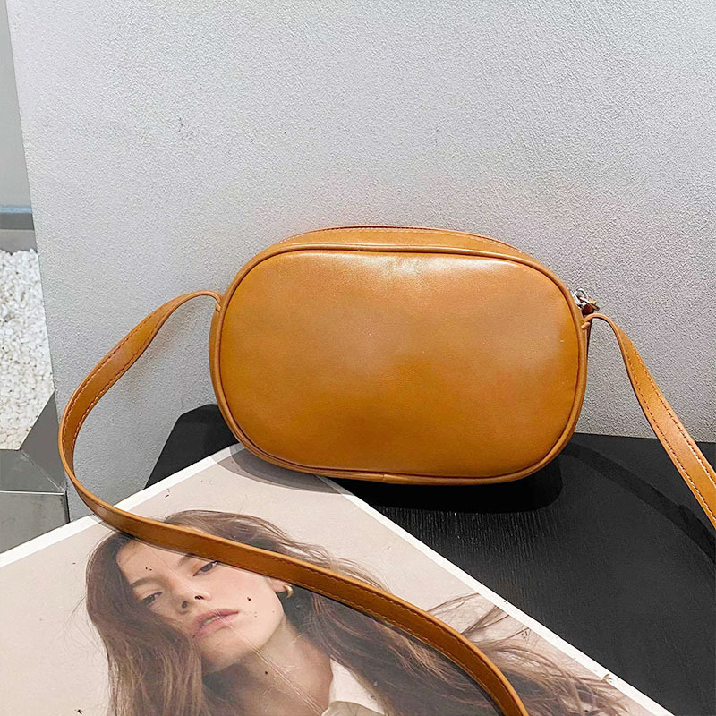 Ženska torbica od prve sloje teleće kože, vodoravnog kvadratnog oblika, zatvarač, unutarnje pretince za mobitel i džep sa zatvaračem, jedna naramenica