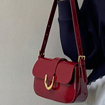 Butterfly τσάντα για την μασχάλη, PU υλικό, κατακόρυφη τετράγωνη μορφή, κλείσιμο με λουκέτο, εσωτερικές θήκες για τηλέφωνο και ID