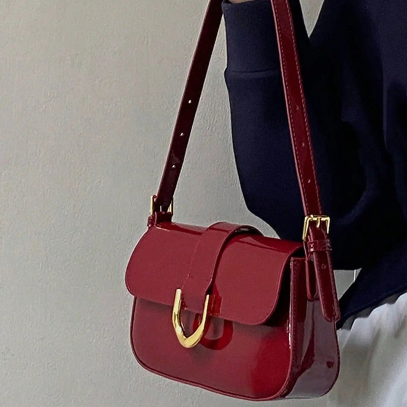 Geantă Butterfly pentru subraț, material PU, formă verticală pătrată, închidere cu lacăt, buzunare interne pentru telefon și ID