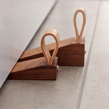 Stopper πόρτας Α-888 – Ξύλινος, τοποθέτηση στο δάπεδο, μοντέρνο μινιμαλιστικό στυλ, χειροκίνητος έλεγχος