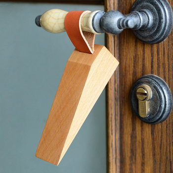 Stopper πόρτας Α-888 – Ξύλινος, τοποθέτηση στο δάπεδο, μοντέρνο μινιμαλιστικό στυλ, χειροκίνητος έλεγχος