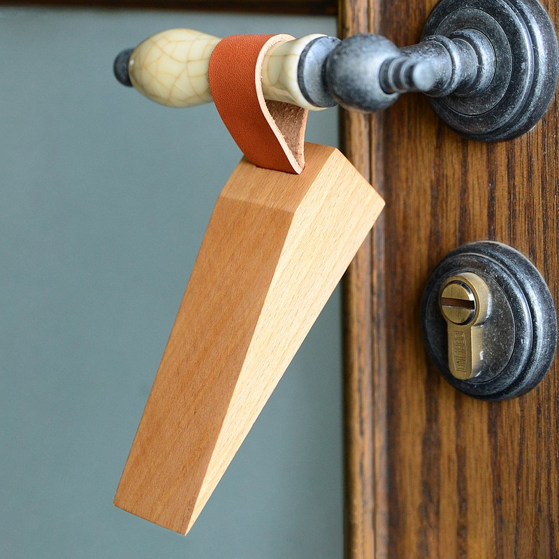 Stopper πόρτας Α-888 – Ξύλινος, τοποθέτηση στο δάπεδο, μοντέρνο μινιμαλιστικό στυλ, χειροκίνητος έλεγχος