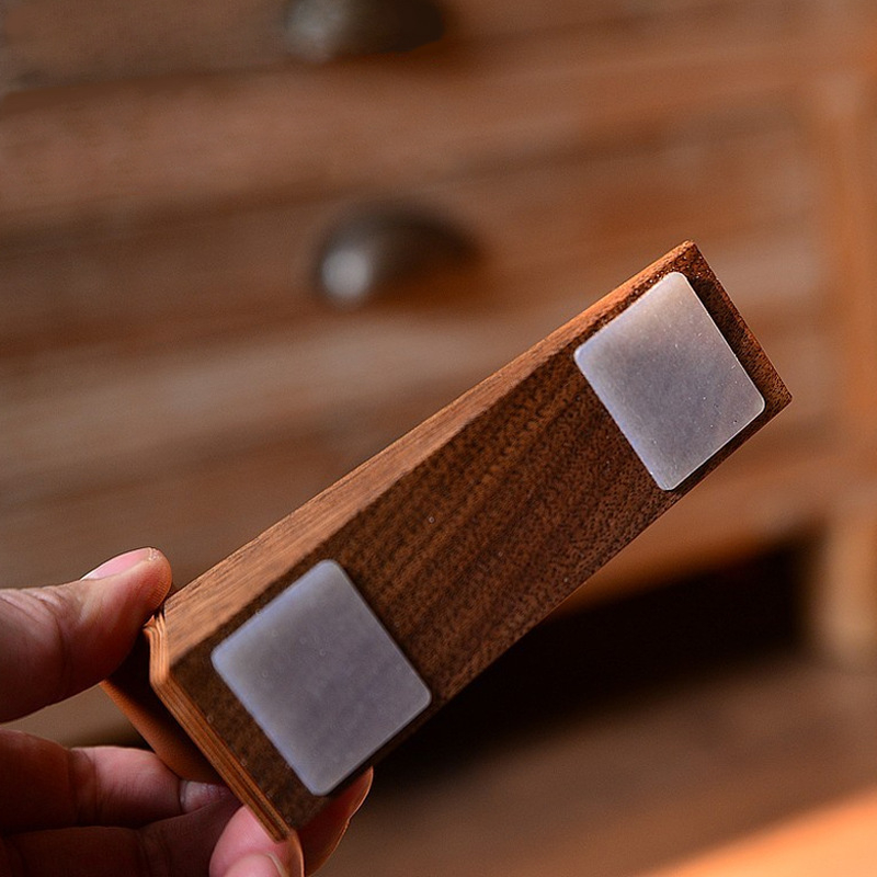 Stopper πόρτας Α-888 – Ξύλινος, τοποθέτηση στο δάπεδο, μοντέρνο μινιμαλιστικό στυλ, χειροκίνητος έλεγχος