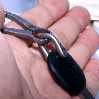 Αξεσουάρ κλειδιού από κράμα τιτανίου — αγκράμες σε σχήμα U, σε σχήμα αλόγου και σε σχήμα D; ηλεκτροπλατινωμένο, αυθεντικός σχεδιασμός.