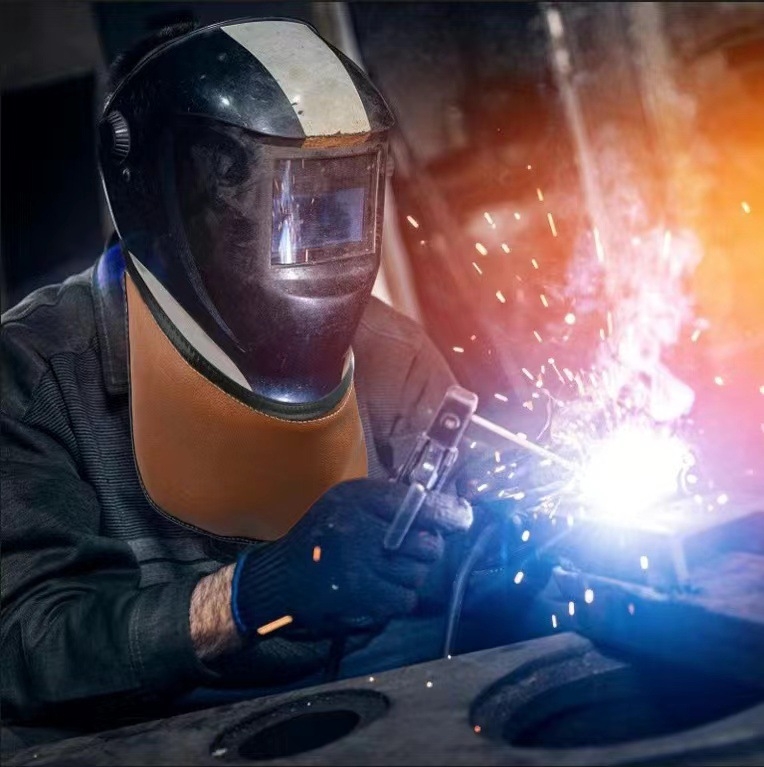 Δερμάτινο κράνος συγκόλλησης με προστασία αυχένα και φουλάρι – για συγκόλληση και κοπή