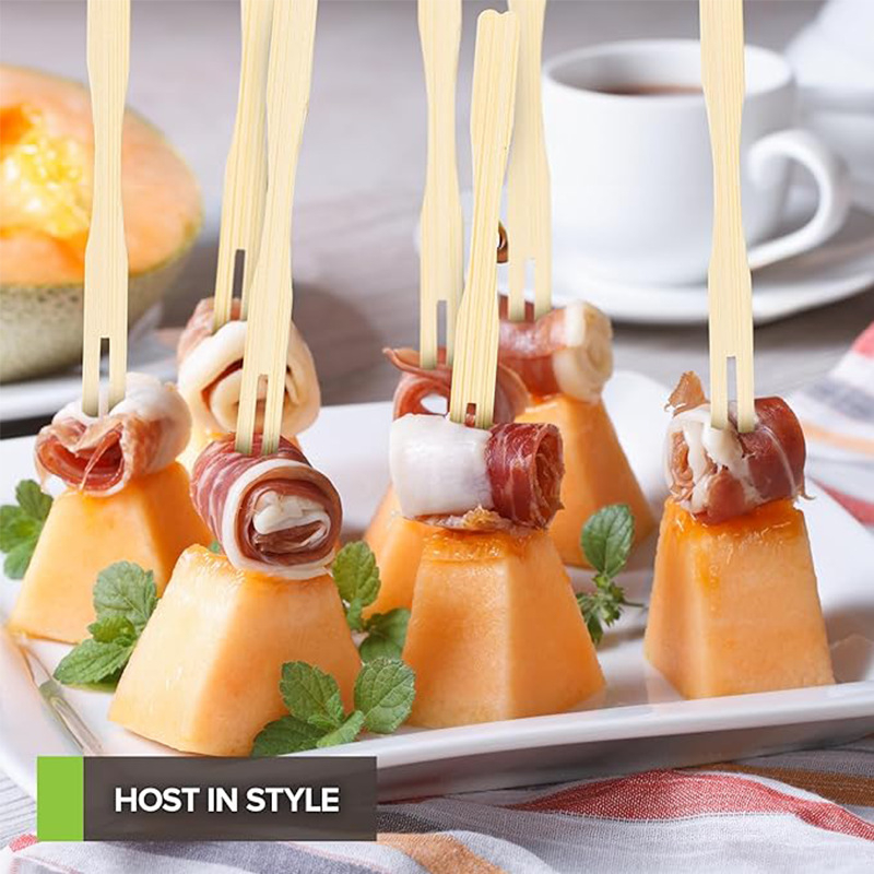 Vienkartinė bambukinė vaisių šakutė su šiuolaikiniu minimalistiniu dizainu, skirta suaugusiems, pirmosios klasės kokybė.