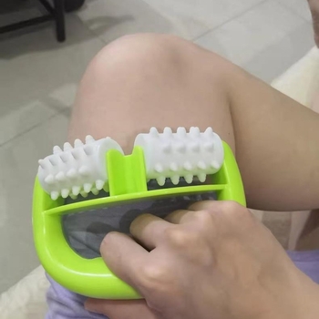 Портативен масажор за тяло с V-образен D дизайн и две колела – ръчен масажор за ръце и прасци (80 g)