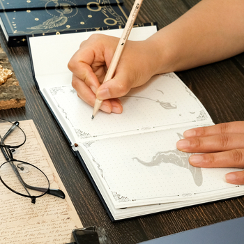 Beležnica Royal Xia, 98 stranica, tekst papir 90 g/m², korica od 157 g/m² premazanog papira, ljepilo povezivanje, retro stil.