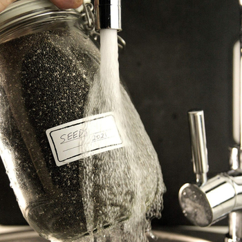 Oke uzlīme etiķete džemu burciņām un saldētavas konteineriem – viegli noņemama, ūdensdroša, bez atlikumiem; sintētiskais papīrs, 85°C izturība, pielāgojama