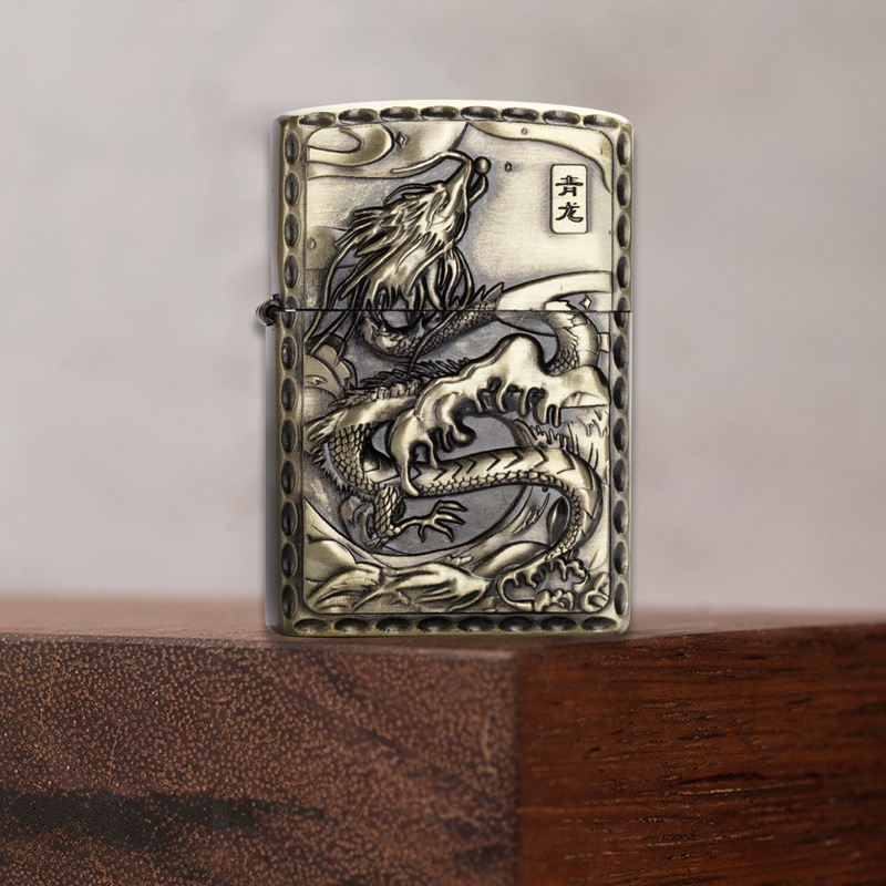 Metāla kerosēna liesmas lāpa ar reljefa dizainu antīkā stilā, mitoloģiskas būtnes: pūķis, tīģeris un Suzaku