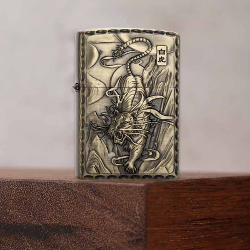 Metāla kerosēna liesmas lāpa ar reljefa dizainu antīkā stilā, mitoloģiskas būtnes: pūķis, tīģeris un Suzaku