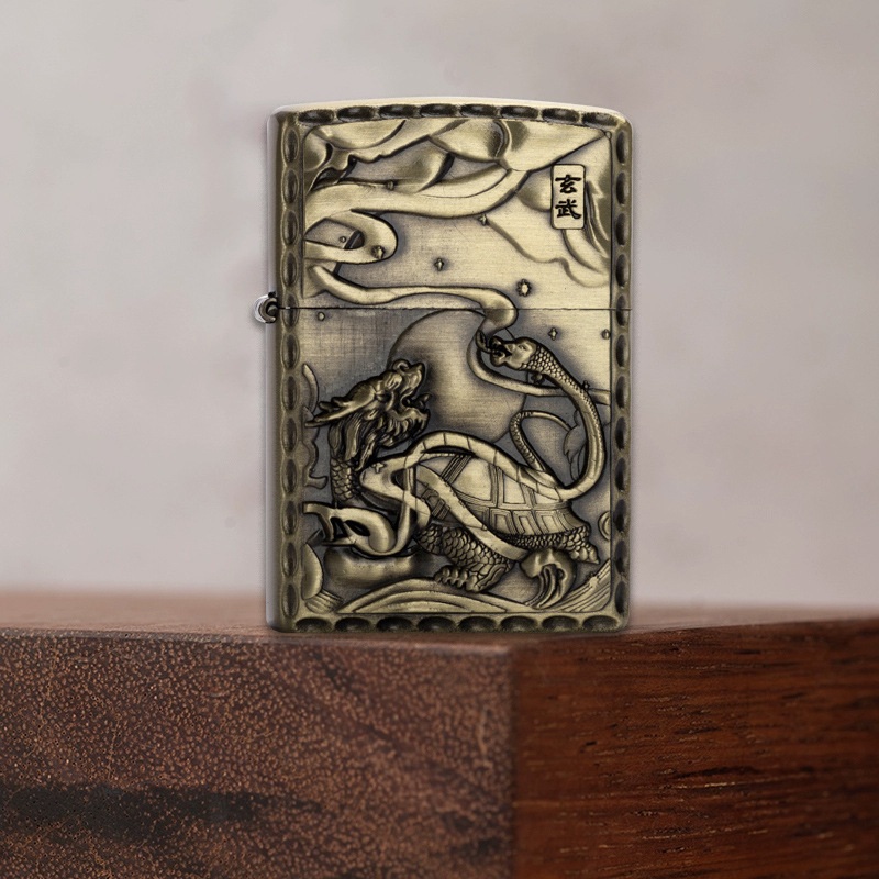 Metāla kerosēna liesmas lāpa ar reljefa dizainu antīkā stilā, mitoloģiskas būtnes: pūķis, tīģeris un Suzaku