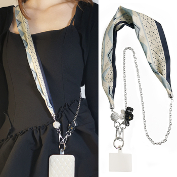 Telefona vāciņš ar noņemamu tekstila siksniņu crossbody, režģa metāla ķēdi un teksta piekariņu - roku darbs