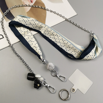 Telefona vāciņš ar noņemamu tekstila siksniņu crossbody, režģa metāla ķēdi un teksta piekariņu - roku darbs