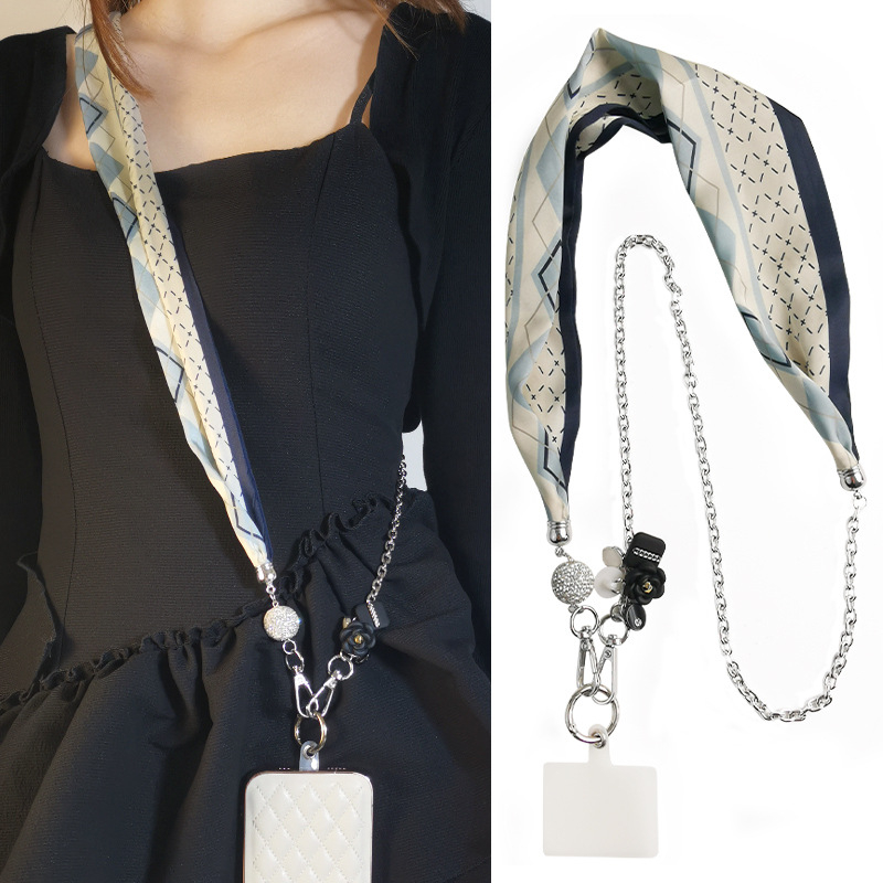 Telefona vāciņš ar noņemamu tekstila siksniņu crossbody, režģa metāla ķēdi un teksta piekariņu - roku darbs