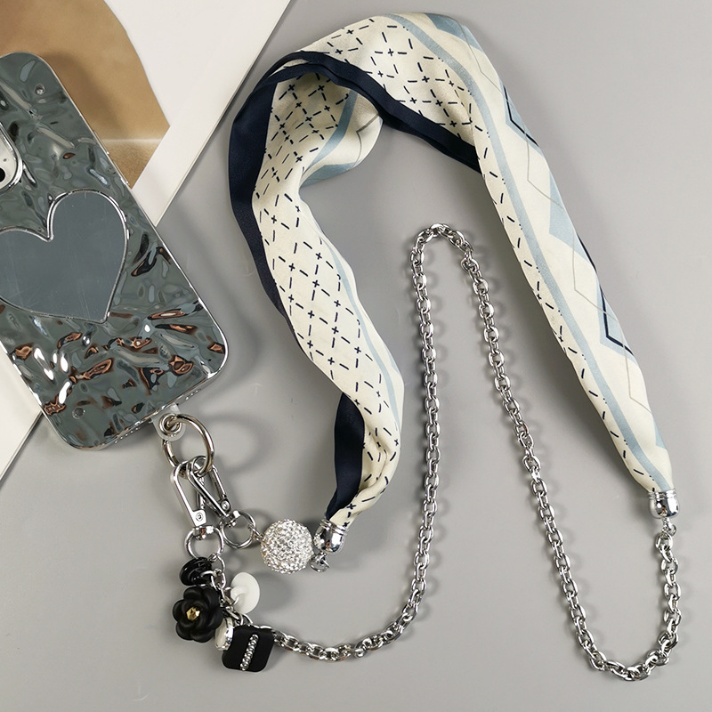 Telefona vāciņš ar noņemamu tekstila siksniņu crossbody, režģa metāla ķēdi un teksta piekariņu - roku darbs