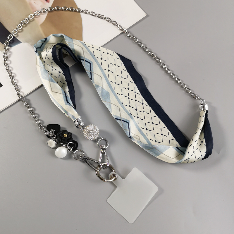 Telefona vāciņš ar noņemamu tekstila siksniņu crossbody, režģa metāla ķēdi un teksta piekariņu - roku darbs