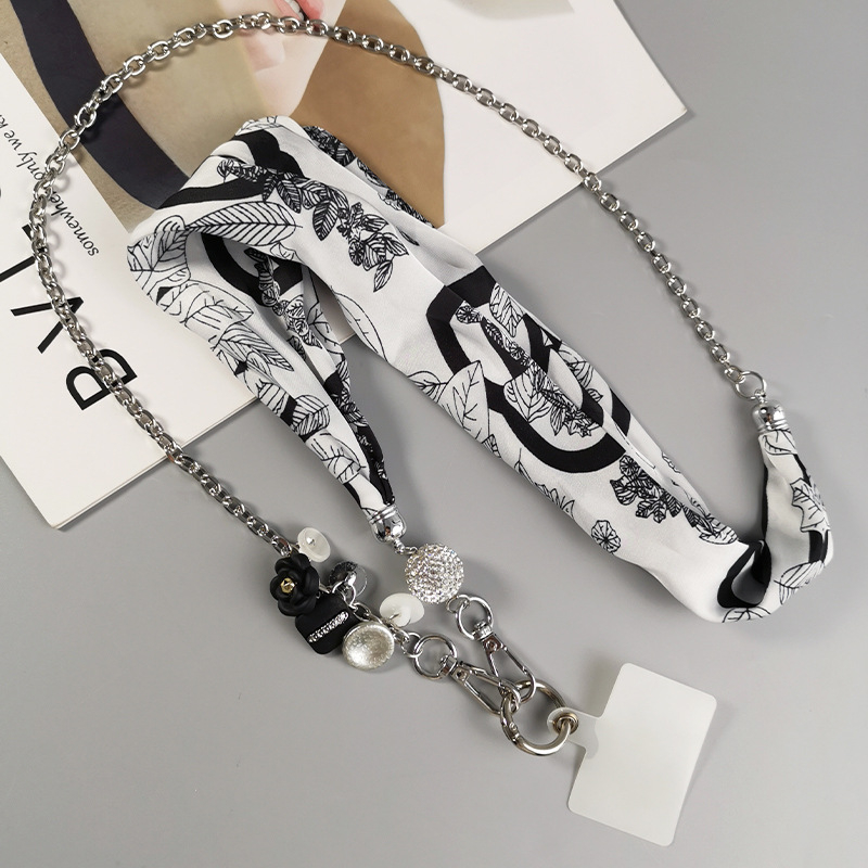 Telefona vāciņš ar noņemamu tekstila siksniņu crossbody, režģa metāla ķēdi un teksta piekariņu - roku darbs