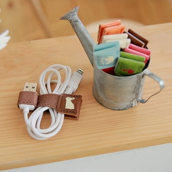 Кожен клип за навиване на кабели – карикатурен стил, съвместим с кабели за данни и слушалки, модел xy-061204