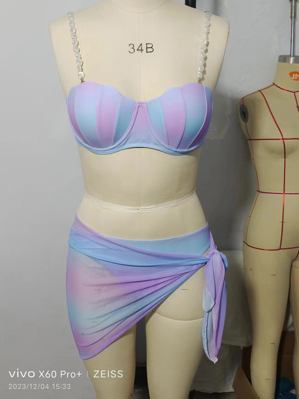 Γυναικείος μαγιό σετ τριών τεμαχίων με επενδυμένες κάψες, μεταλλική υποστήριξη και επένδυση στο στήθος, πολυεστερικό ύφασμα με εκτύπωση